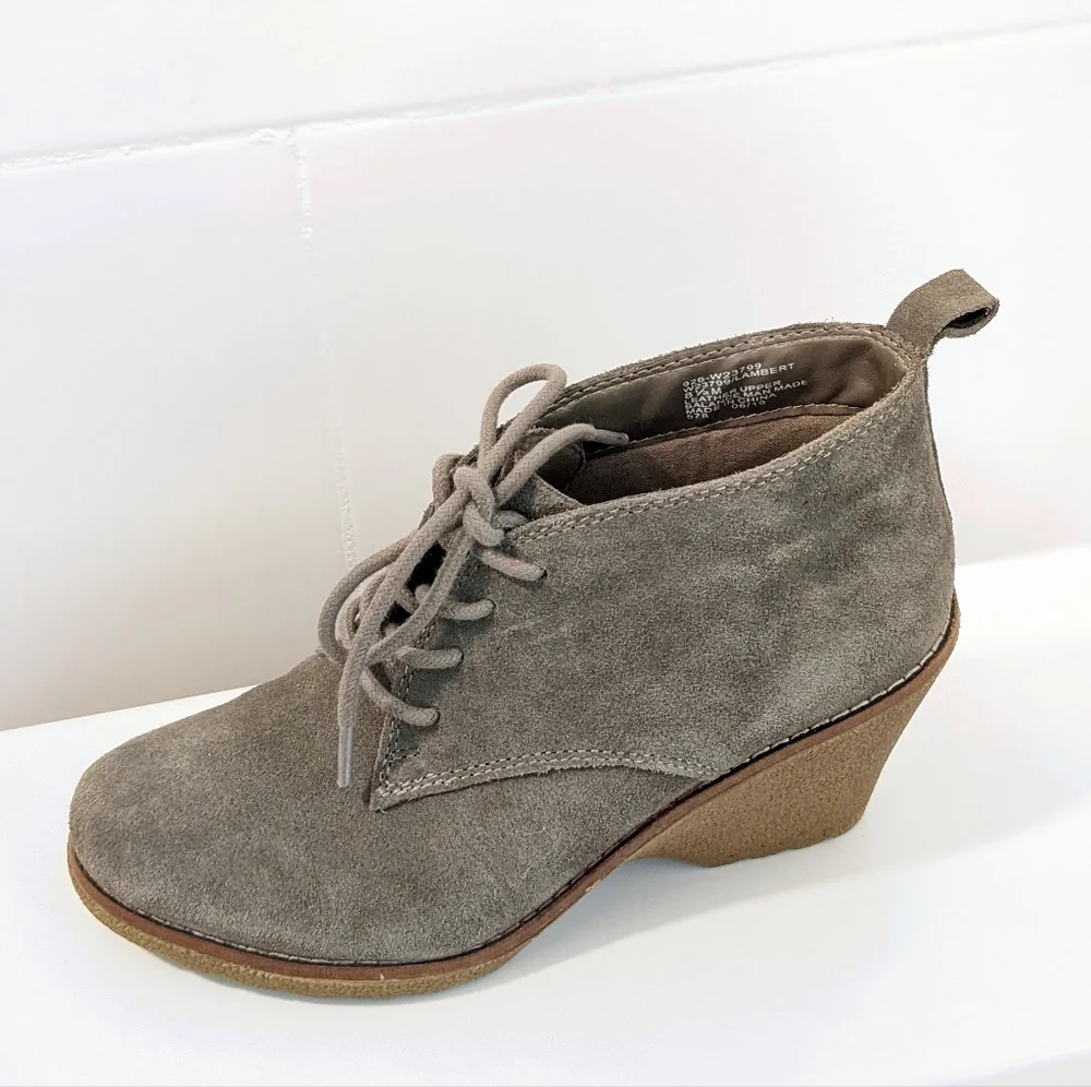 Suede wedges by White mountain